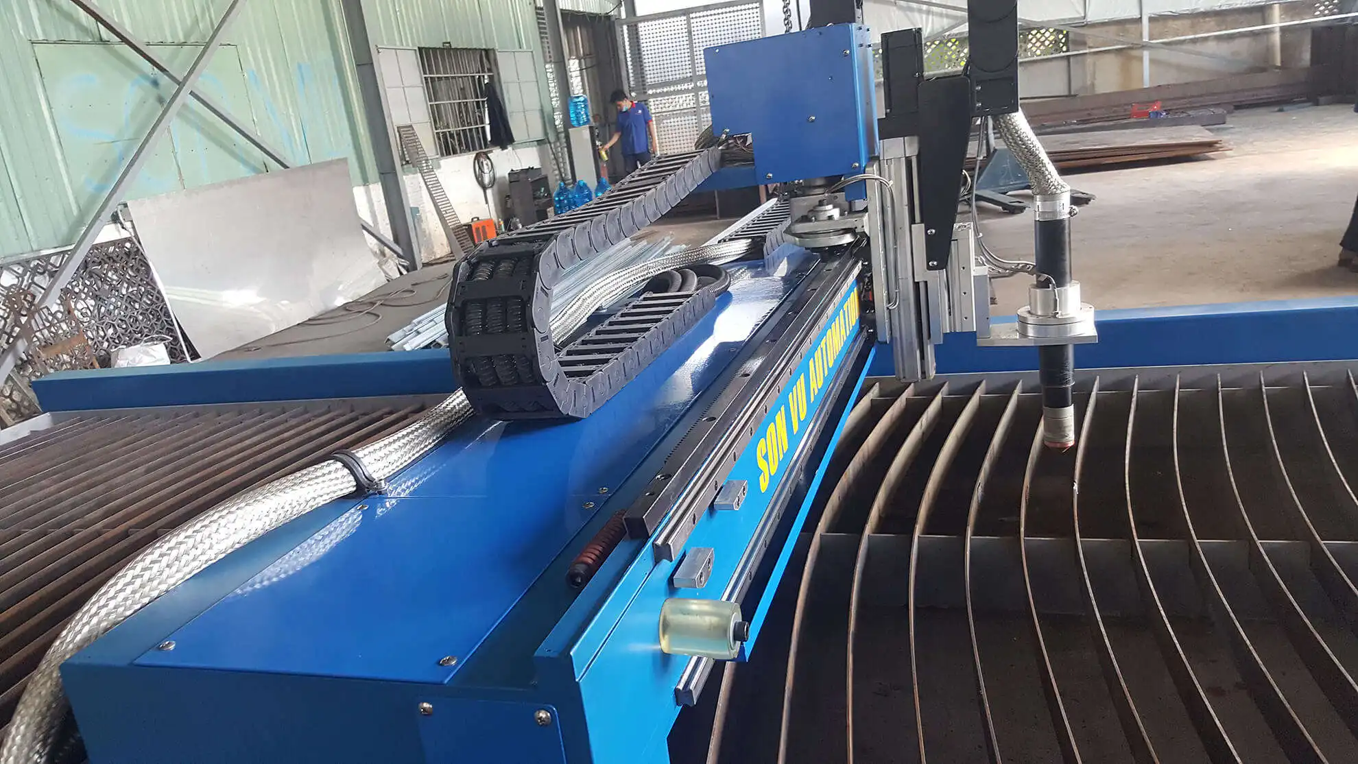 Máy cắt plasma CNC là công nghệ mới trong ngành cơ khí chế tạo. Xem ảnh liên quan để hiểu rõ hơn về máy cắt này và cách nó hoạt động để tạo ra sản phẩm chất lượng cao.