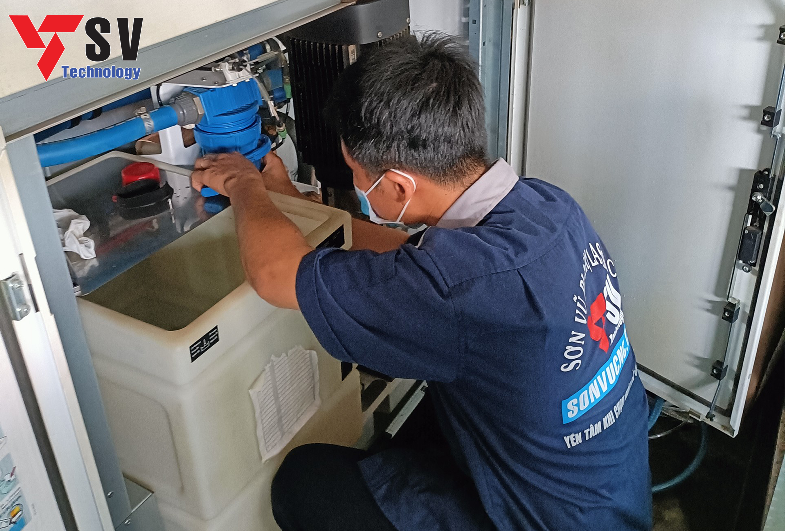 Kỹ thuật viên Sơn Vũ CNC thực hiện bảo dưỡng máy miễn phí định kỳ cho khách hàng 8