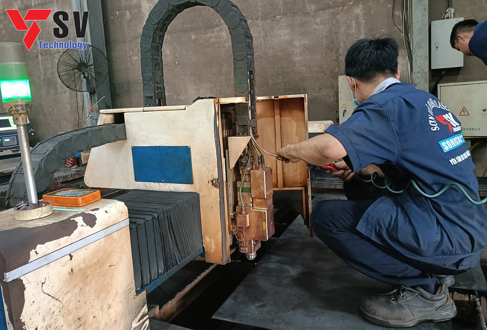 Kỹ thuật viên Sơn Vũ CNC thực hiện bảo dưỡng máy miễn phí định kỳ cho khách hàng 5