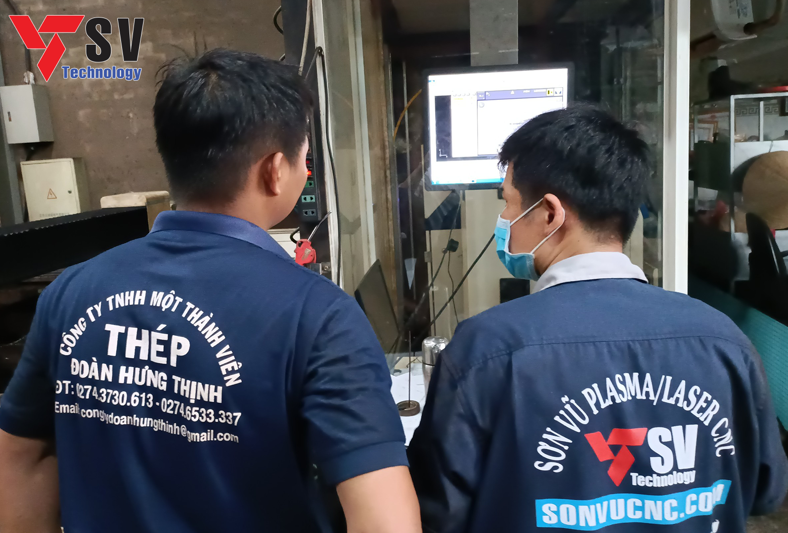 Kỹ thuật viên Sơn Vũ CNC thực hiện bảo dưỡng máy miễn phí định kỳ cho khách hàng 1