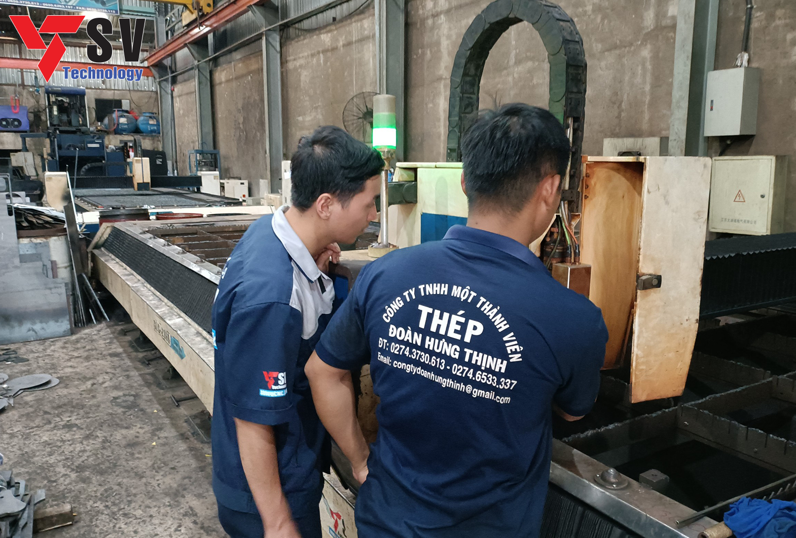 Kỹ thuật viên Sơn Vũ CNC thực hiện bảo dưỡng máy miễn phí định kỳ cho khách hàng 2
