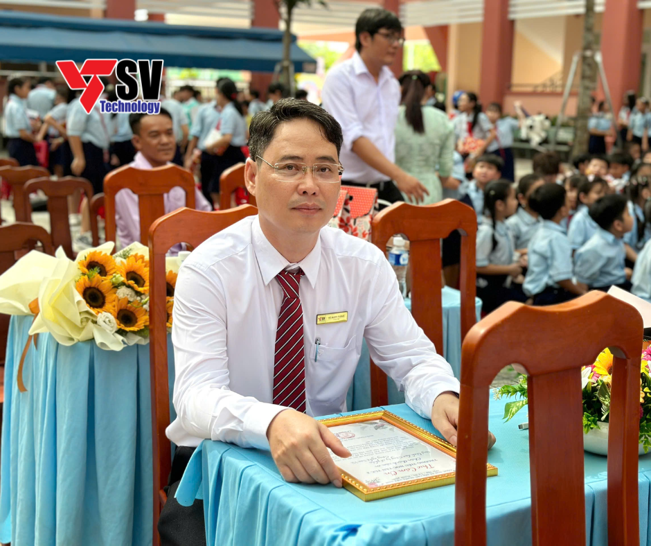 Ông Đỗ Mạnh Thắng - Đại diện Công ty Cổ phần Công nghệ Sơn Vũ đã tiến hành trao tặng 1000 quyển tập