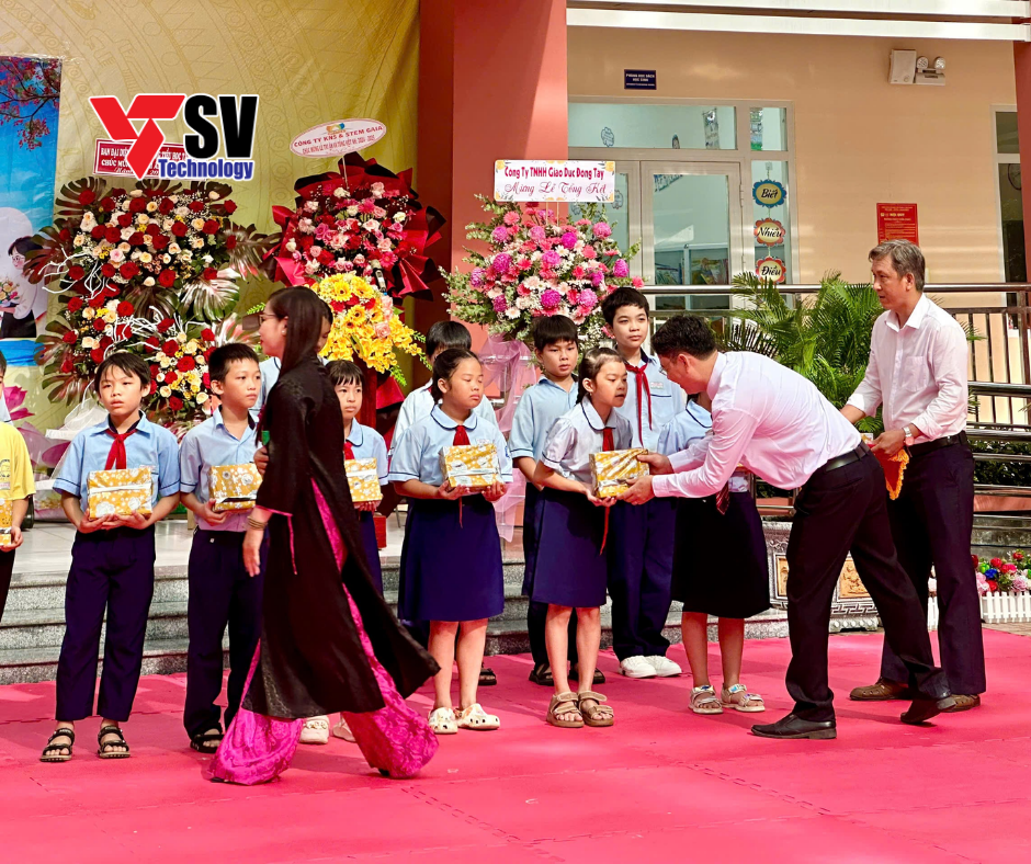 Khoảnh khắc trao đi không chỉ là vật chất mà còn là sự động viên tinh thần.