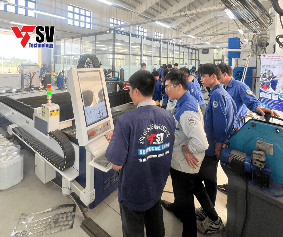 Năm 2023, Trường đã đầu tư máy cắt tấm laser SLT-0260 với công suất 3kW-2