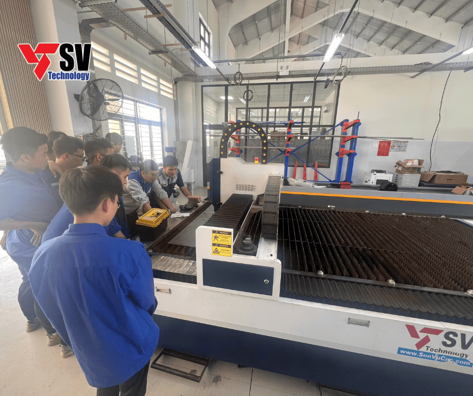 Năm 2023, Trường đã đầu tư máy cắt tấm laser SLT-0260 với công suất 3kW-1