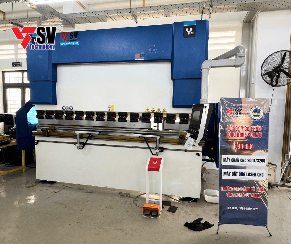 Bàn giao máy chấn CNC - 2