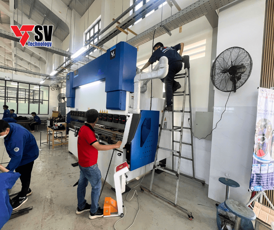 Bàn giao máy chấn CNC - 3