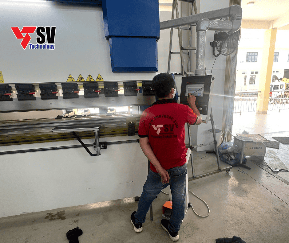Bàn giao máy chấn CNC 