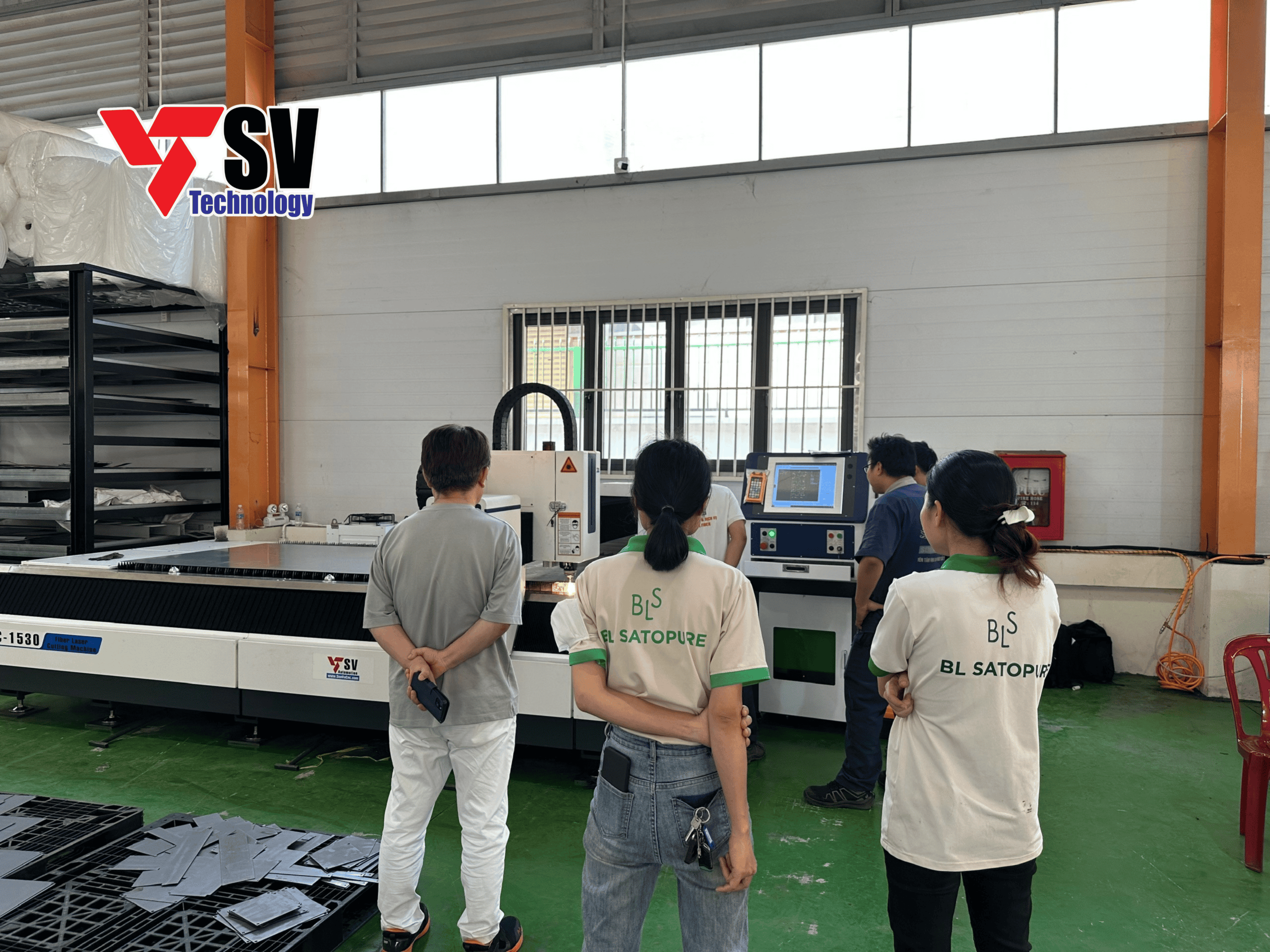 Ban lãnh đạo Satopure theo dõi máy cắt laser