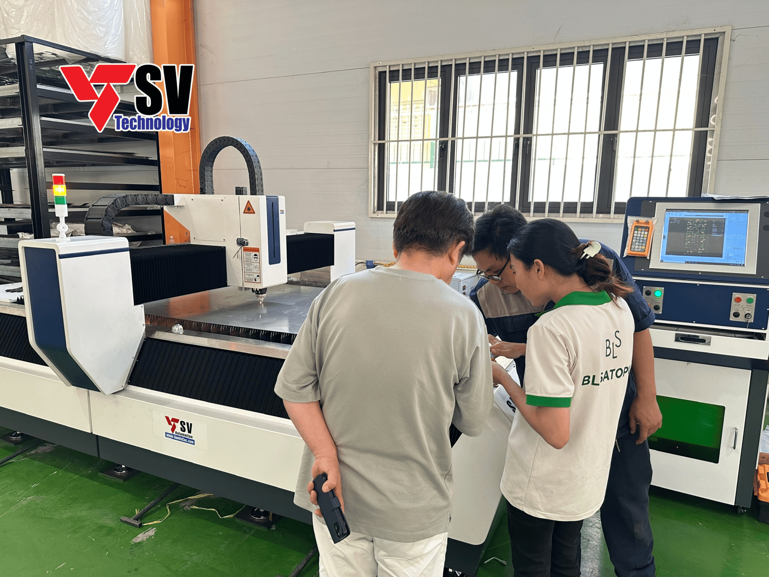 Chuyên gia Nhật Bản kiểm tra quá trình lắp đặt máy cắt laser SLC-1530