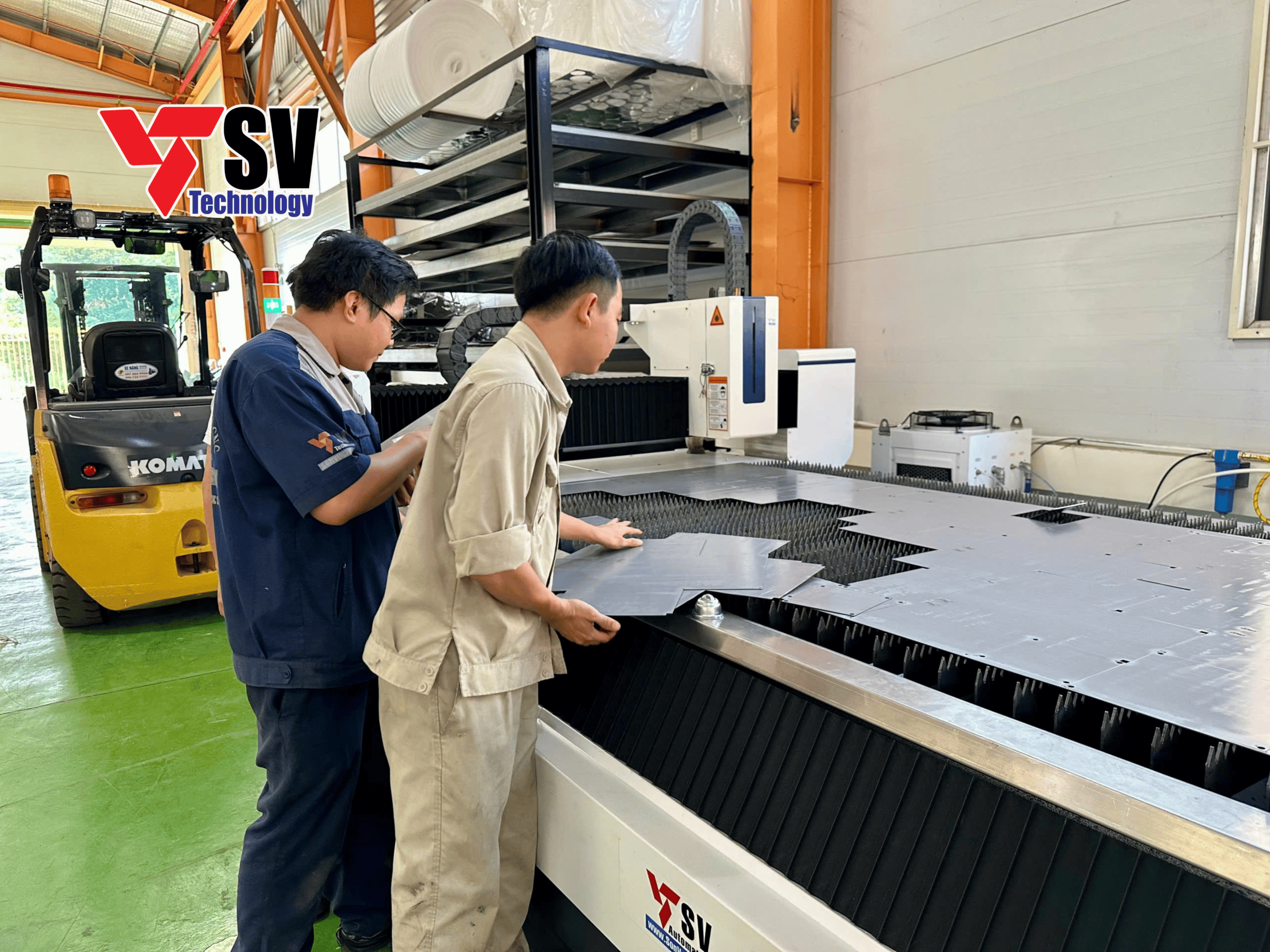 Nhân viên kỹ thuật Satopute kiểm tra sản phẩm