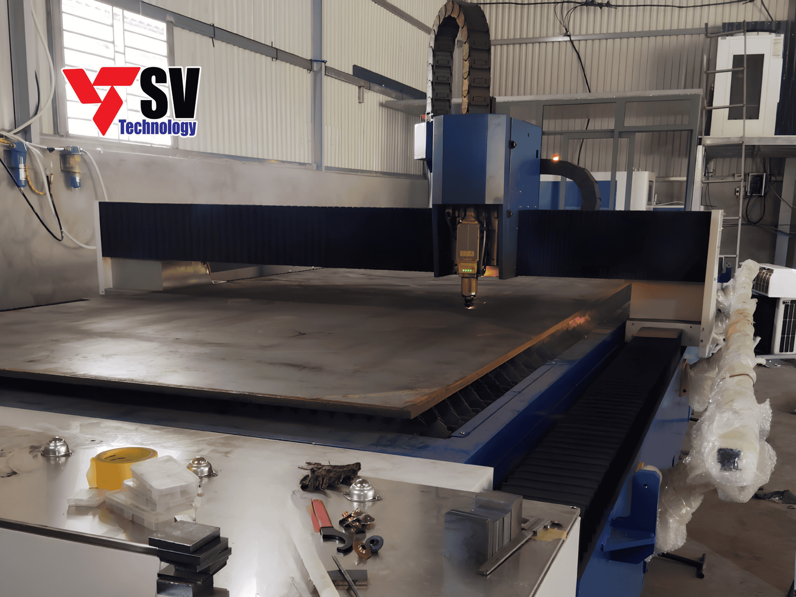 Máy cắt laser 12kW Sơn Vũ CNC trong sản xuất gia công kim loại