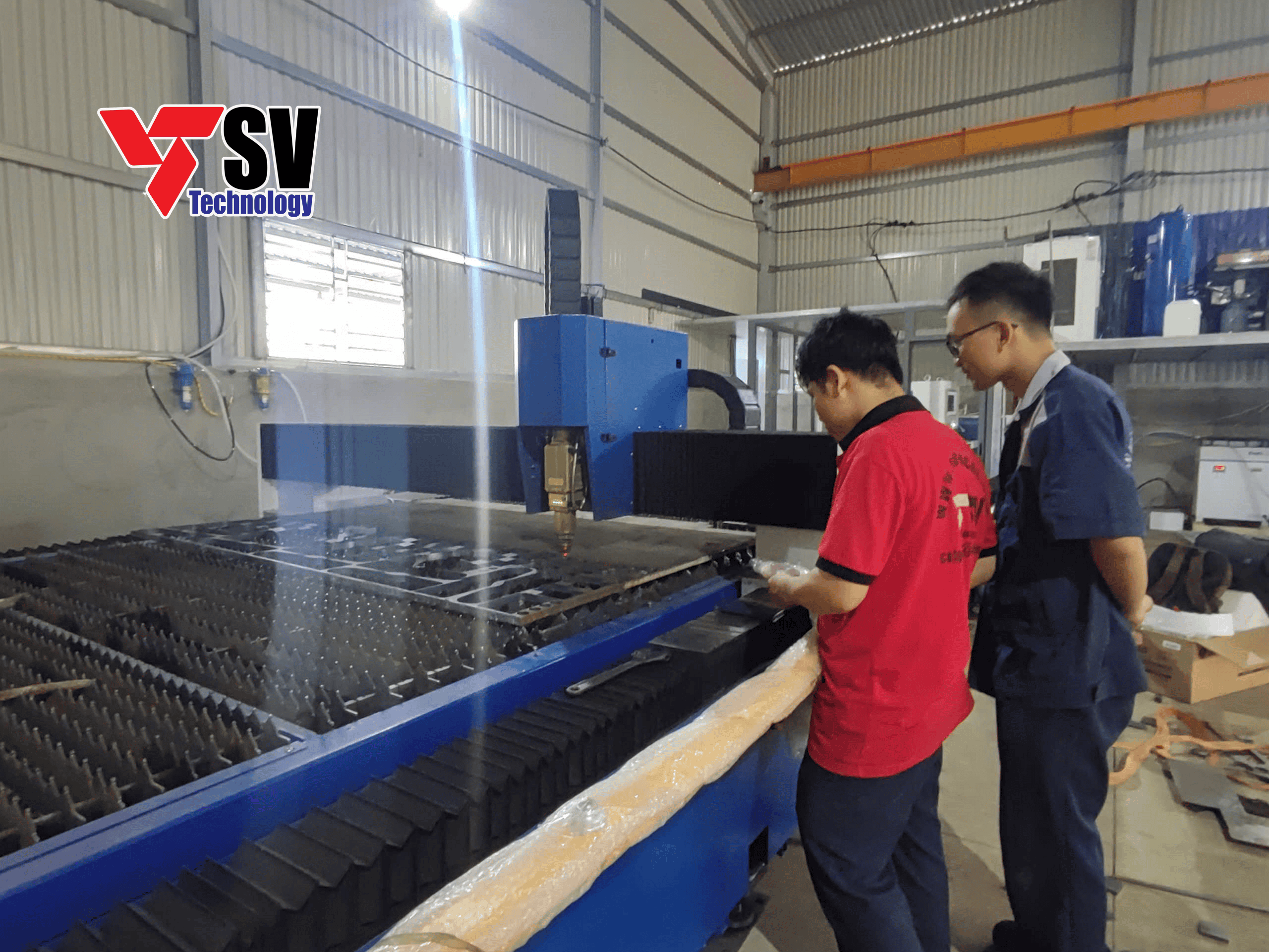 Công tác lắp đặt và bàn giao được thực hiện bởi những kỹ sư dày dặn kinh nghiệm tại Sơn Vũ CNC